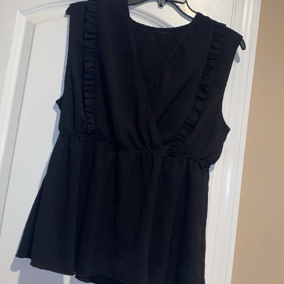 ✨ Ruffled Peplum Tank ✨ - Picture 2 of 4